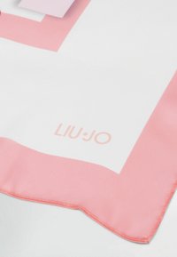 Jedwabny szalik z białym tłem i różowymi kształtami geometrycznymi; logo „LIU·JO” drukowane w delikatnym różu; gładka faktura i wykończone krawędzie.