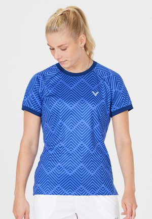 Blå sports T-shirt med et geometrisk mønster, korte ærmer, rund halsudskæring og mørkeblå kant. Stoffet ser glat og let ud.