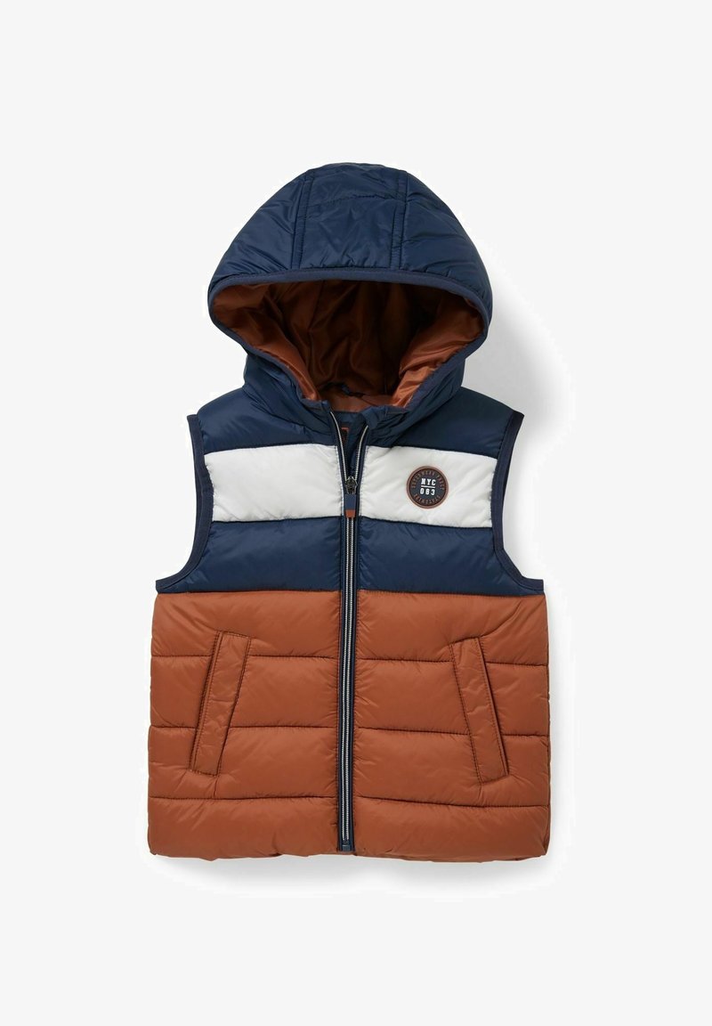 Doudoune sans manches avec capuche en blocs de couleur marine, blanc et marron, fermeture éclair sur le devant, deux poches et écusson rond NYC sur la poitrine.