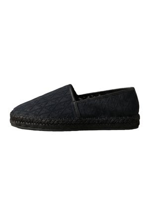 Schwarzer Slip-On-Espadrille mit geflochtener Sohle und strukturiertem Stoffobermaterial, seitlich auf weißem Hintergrund gesehen.