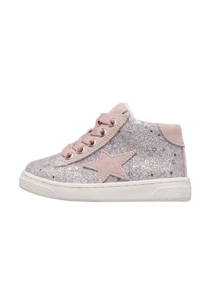 Sneaker alta per bambino con glitter argento, stella in pelle scamosciata rosa e lacci, e suola in gomma bianca, vista di lato su sfondo bianco.