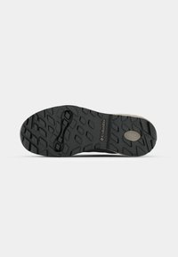Columbia-Schuhsohle mit einer strukturierten schwarzen Gummioberfläche, einem ausgeprägten Profil und einem beigen Akzent im Zehenbereich.