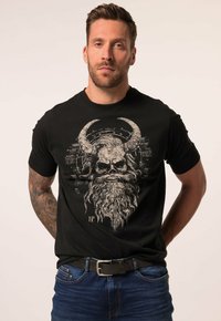 Camiseta de algodón negra con un diseño gráfico de una calavera con barba y cuernos, detallada en gris claro, con mangas cortas y cuello redondo.