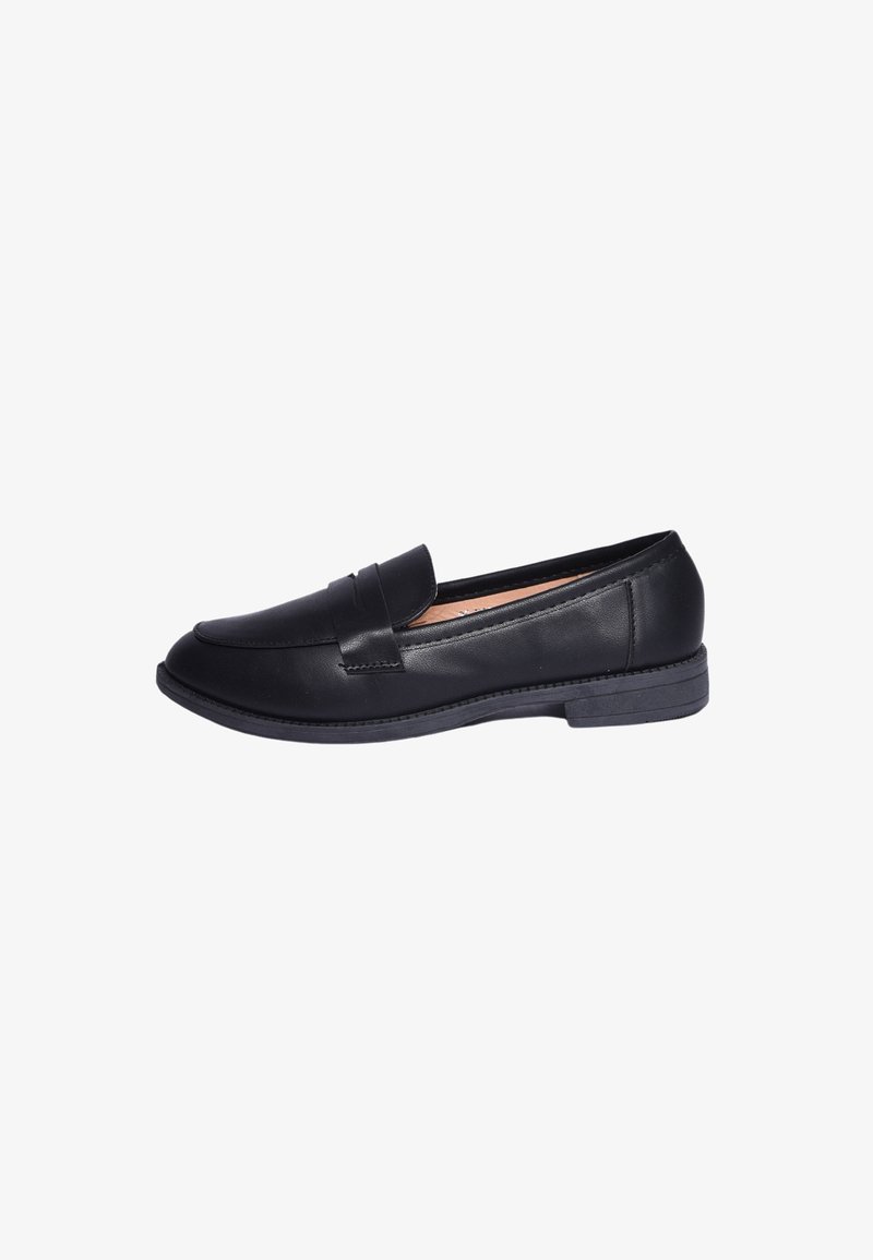 Mocassino in pelle nera con una texture liscia, suola piatta e tomaia cucita con una cinghia decorativa. Design semplice e classico.