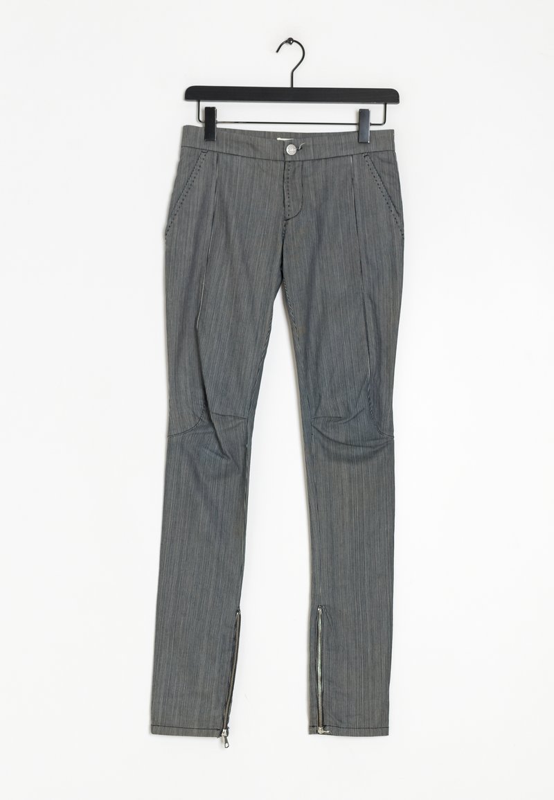 Pantalons gris à rayures fines avec une coupe slim, dotés de finitions zippées aux chevilles, de poches avant et de coutures visibles le long des coutures et de la taille.