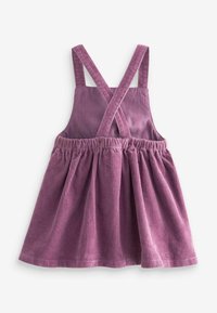 Vestido de pana púrpura con tirantes entrecruzados, cintura fruncida y falda acampanada. Tejido texturizado con líneas verticales.