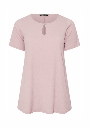 Lichtroze blouse met korte mouwen, ronde hals, sleutelgatuitsparing en een klein decoratief hartvormig haakje aan de voorkant.