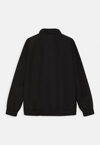 Zwarte jas met een kraag, elastische manchetten en een elastische tailleband; soepele textuur; eenvoudig ontwerp zonder zichtbare hardware of patronen.