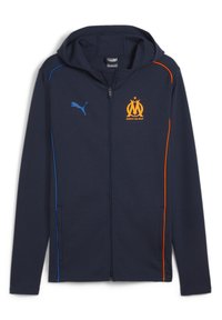 Felpa con zip di colore blu marina realizzata in tessuto morbido, con accenti arancioni e blu. Sul davanti è presente un logo con testo, due tasche laterali e un cappuccio.