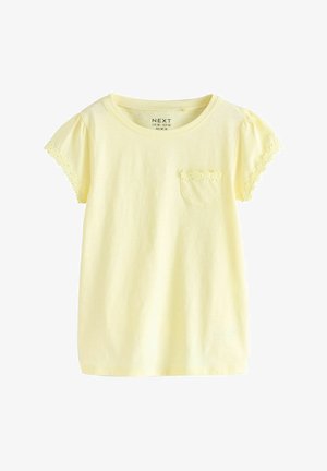 Geel T-shirt met korte mouwen, gemaakt van zachte katoen. Heeft een borstzak met geborduurde bloemenaccenten op de mouwen.