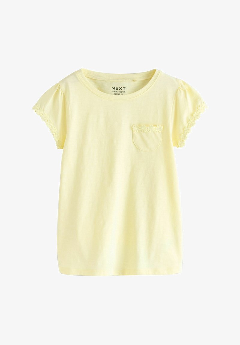 Gul kortærmet T-shirt lavet af blødt bomuld. Den har en brystlomme med broderede blomsterdetaljer på ærmerne.