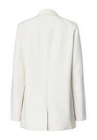 Valkoinen bleiseri, jossa on uurrettu kaulus, pitkät hihat ja yksittäinen halkio takana. Sujuva, jämäkkä kangas, joka on muotoiltu istuvaksi.