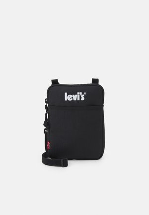 Schwarze Levi's Tasche aus strapazierfähigem Material, mit einer Fronttasche, verstellbarem Riemen und prominentem weißen Logo auf der Frontseite.