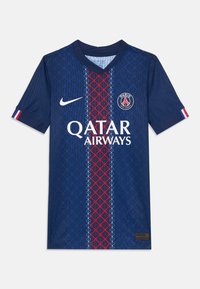 Tamsiai mėlynas futbolo marškinėliai su raudona centro juosta, dekoruota geometriniais raštais, baltais "QATAR AIRWAYS" tekstu ir Nike logotipu krūtinėje.