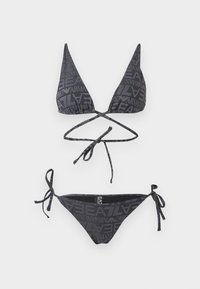Μαύρο σετ μαγιό μπικίνι με τριγωνικό τοπ και κάτω μέρος με κορδόνια στα πλάγια, με διάσπαρτο ανοιχτό γκρι λογότυπο «EA7 Emporio Armani» σε όλο το ύφασμα.