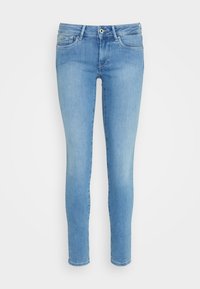 Vaqueros ajustados de un azul claro, hechos de denim, que presentan un diseño clásico de cinco bolsillos, cierre de botón y un ligero desgaste en la tela.