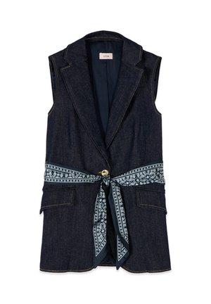 Gilet senza maniche in denim scuro con collo a revers a incavo, due tasche frontali con patta e cintura in tessuto fantasia annodata in vita con dettaglio a bottone.