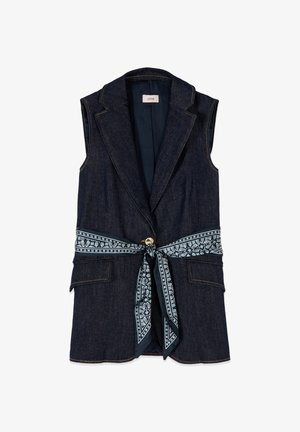 Gilet senza maniche in denim scuro con collo a revers a incavo, due tasche frontali con patta e cintura in tessuto fantasia annodata in vita con dettaglio a bottone.