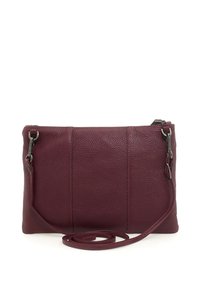 Borsa a mano in pelle bordeaux con finitura testurizzata, dotata di chiusura con zip e tracolla removibile. Forma rettangolare, design minimalista.