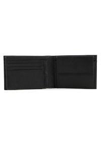 Zwarte leren portemonnee met een bifold ontwerp. Beschikt over meerdere kaartvakken en een zak voor briefgeld of nota's. Soepele textuur, minimalistische indeling.