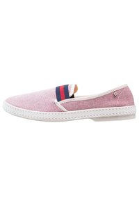 Scarpa slip-on con tomaia in tessuto intrecciato di un rosso chiaro, caratterizzata da righe navy e rosse attorno all'apertura e una suola in gomma bianca texturizzata.