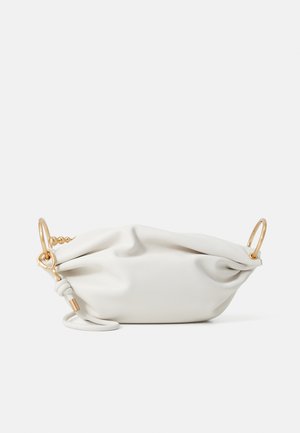 Hvid lædertaske med blød, krøllet tekstur. Har guldfarvede ringe og en aftagelig rem for alsidighed. Kompakt og elegant design.