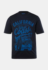 Námořnické modré bavlněné tričko se zobrazeným modrým grafickým designem obsahujícím nápisy "CALIFORNIA", "West Coast" a vintage surf van s surfovými prkny.