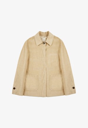 Giacca in corduroy beige con colletto, due tasche frontali e dettagli delle maniche abbottonati. Presenta una texture a righe verticali e una tasca sul petto.