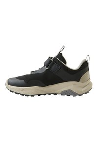 Scarpa sportiva nera in rete con punta rinforzata, lacci elastici, chiusura a strap e suola beige strutturata per aderenza.