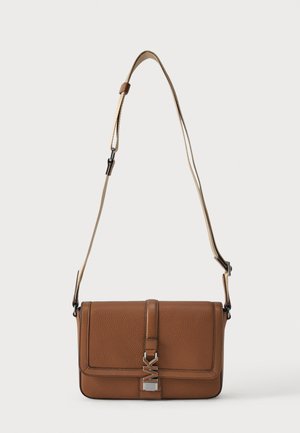 Sac bandoulière en cuir marron avec bandoulière réglable et fermoir argenté MK sur le rabat avant.