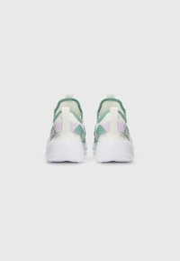 Grüne und weiße Sneaker mit einem Obermaterial aus Mesh, elastischen Akzenten und einer strukturierten Gummisohle. Minimalistisches Design mit Zugschlaufen an der Ferse.