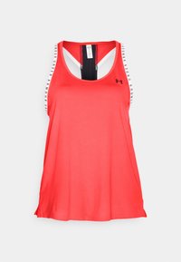 Rode sportieve tanktop met zwart logo, met witte bandjes met de tekst "Under Armour". Zacht materiaal, racerback ontwerp en zijsplitten.