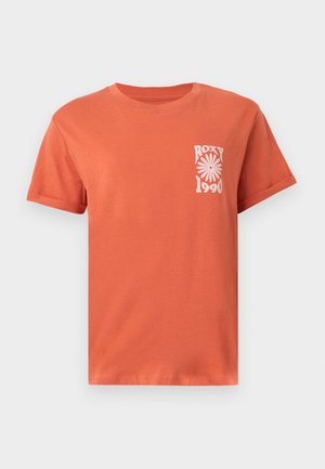 Tricou portocaliu cu mâneci scurte, cu un mic desen alb de floare și textul „Roxy 1990” pe partea stângă a pieptului.