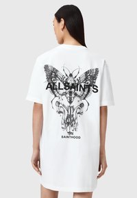Λευκό υπερμεγέθες t-shirt με μεγάλο μαύρο και γκρι σχέδιο πεταλούδας και κρανίου, με κείμενο "ALLSAINTS LONDON" και "THE SAINTHOOD".