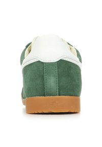 Sneaker verde in suede con dettagli in pelle bianca e suola in gomma. Presenta una punta tondeggiante e un colletto imbottito per il massimo comfort.