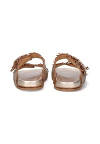 Sandalias trenzadas marrones con una plantilla metálica dorada, diseño de apertura en la parte trasera y acentos decorativos de flecos a lo largo de las correas.