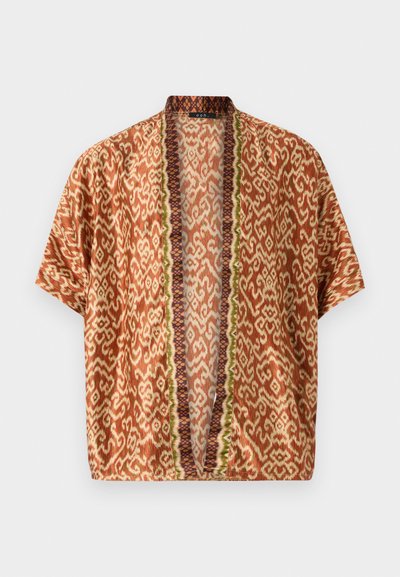 Patroongemiddelde kimono-stijl shirt in warm oranje en crème, met een decoratieve rand met donkere en lichte accenten, korte mouwen en een open voorkant.