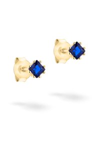 Goldene Steckerohrringe mit einem quadratischen, tiefblauen Edelstein, der von sechs Krappen gehalten wird. Die Rückseite ist glatt und die Oberfläche ist poliert.