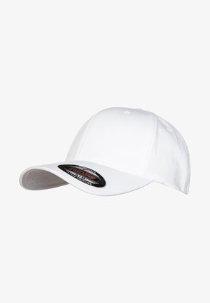 Cappellino da baseball bianco con visiera curva, realizzato in tessuto liscio. Presenta un'etichetta nera con il marchio "Flexfit" sulla parte inferiore della visiera.