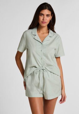Kortärmelig, lichtgroen gestreept pyjamaset met een blouse met knopen en een kraag met inkeping, en shorts met een elastische tailleband en een trekkoord.