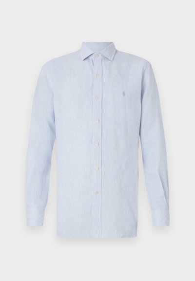 Šviesiai mėlyna dryžuota ilgomis rankovėmis marškinių palaidinė, pagaminta iš audinio, su apykakle ir mažu logotipu krūtinėje.