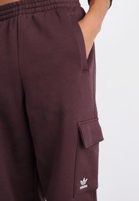 adidas Originals Hlačami s stranskimi žepi - shadow brown
