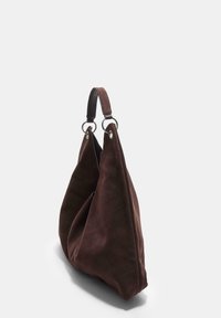 Brun ruskinds skuldertaske med et afslappet design, udstyret med et mørkt læderhåndtag og metalringe til vedhæftning. Glat tekstur og moderne form.