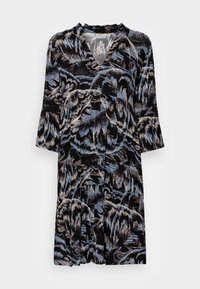 Vestido preto com decote em V, mangas três quartos, apresentando um padrão floral em tons de azul e bege, feito de material leve.