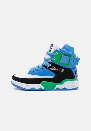 Vysoká teniska v bílé, černé, modré a zelené barvě s modrými tkaničkami, kotníkovým páskem a podpisem "Patrick Ewing" na boku.