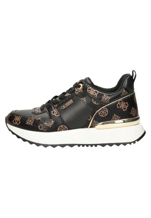 Sort og brun mønstret sneaker med gyldne accenter, hvid tyk sål, sorte snørebånd og "Guess" logo på siden.