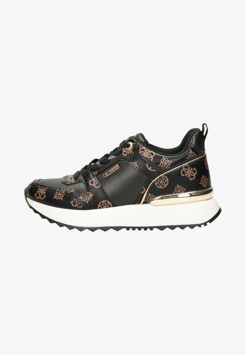 Baskets noires et marron à motifs avec accents dorés, semelle épaisse blanche, lacets noirs et logo « Guess » sur le côté.