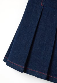 Dunkelblaue Jeansrock mit Falten, ausgestattet mit roten Stichakzenten am Saum und an den Nähten, der eine glatte Textur aufweist.