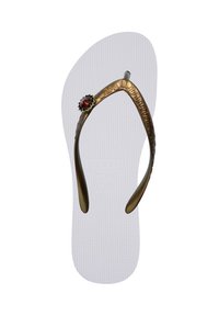 Brązowe klapki z teksturowaną białą wkładką. Posiadają dekoracyjną metalową taśmę z akcentem w postaci czerwonego kamienia. Prosty design, lekkie materiały.