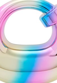 Gennemsigtig plastik håndtaske med en regnbue-gradient, der har et buet håndtag og en glat, blank finish.